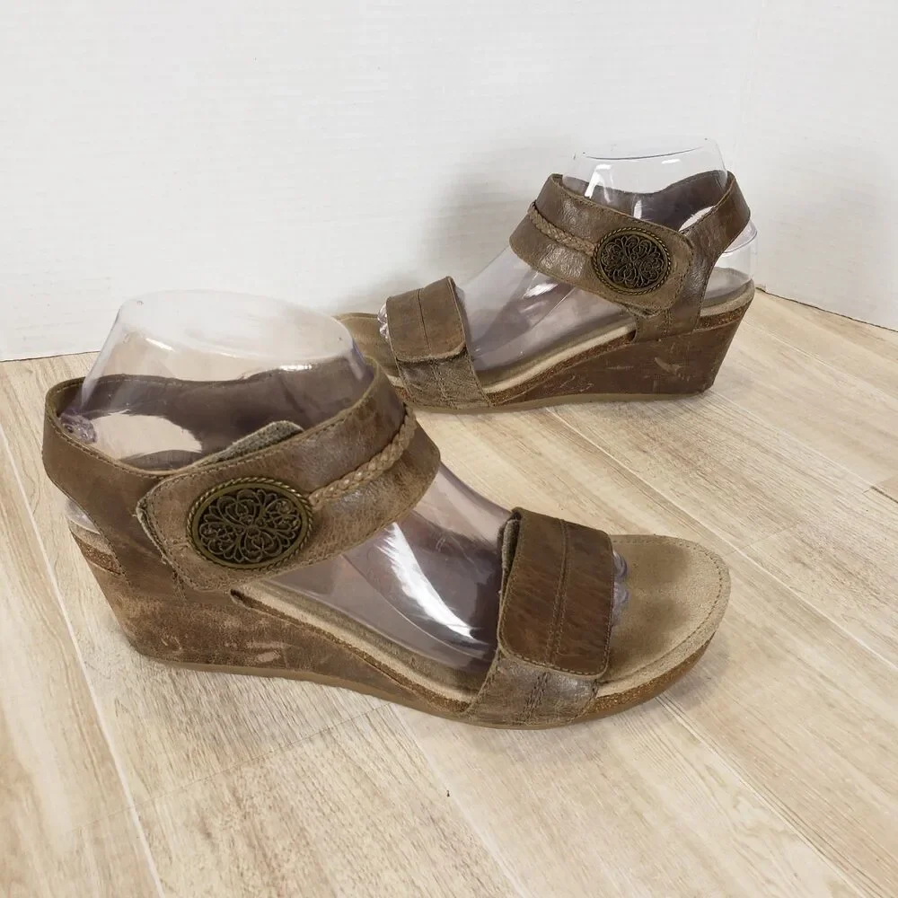 Taos Carousel 3 Sandals Women’s 8.5 Tan Leather Brass Button Wedge Comfort